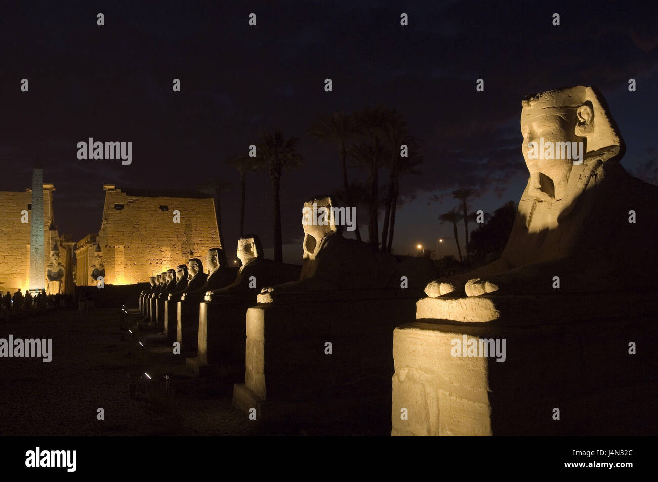 Ägypten, Nil Senke, Luxor, Luxor-Tempel, Sphinx Avenue, Obelisk, Besucher, Abend, Stockfoto