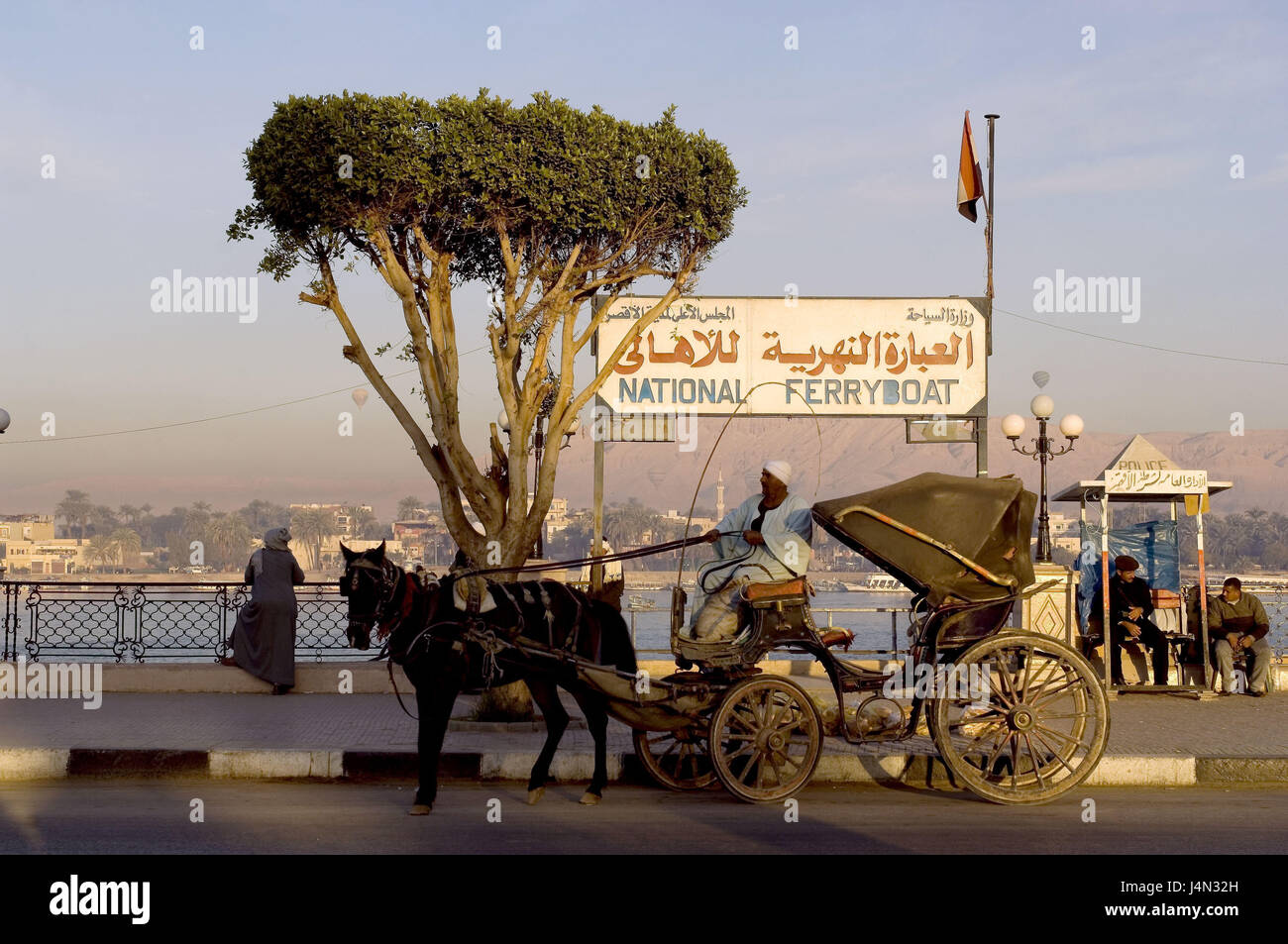 Ägypten, Nil Senke, Luxor, den Nil, Uferpromenade, Passanten, Nil Fähre in Richtung Westküste Stockfoto