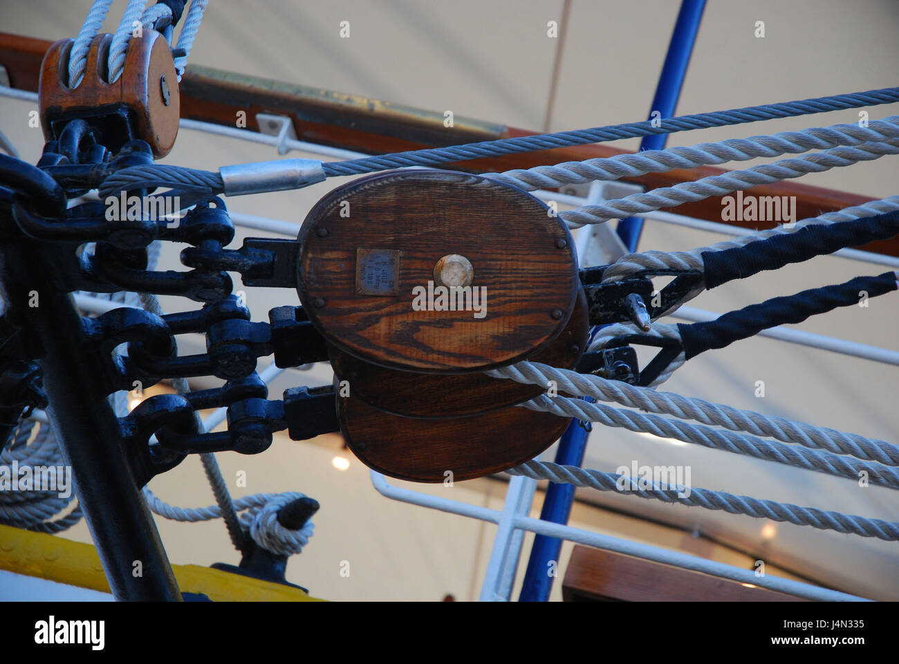 Segeln, Schiff, Taue, Seile, Block, Segelschule Schiff Gorch Fock, mittlere Nahaufnahme, Detail, Stockfoto