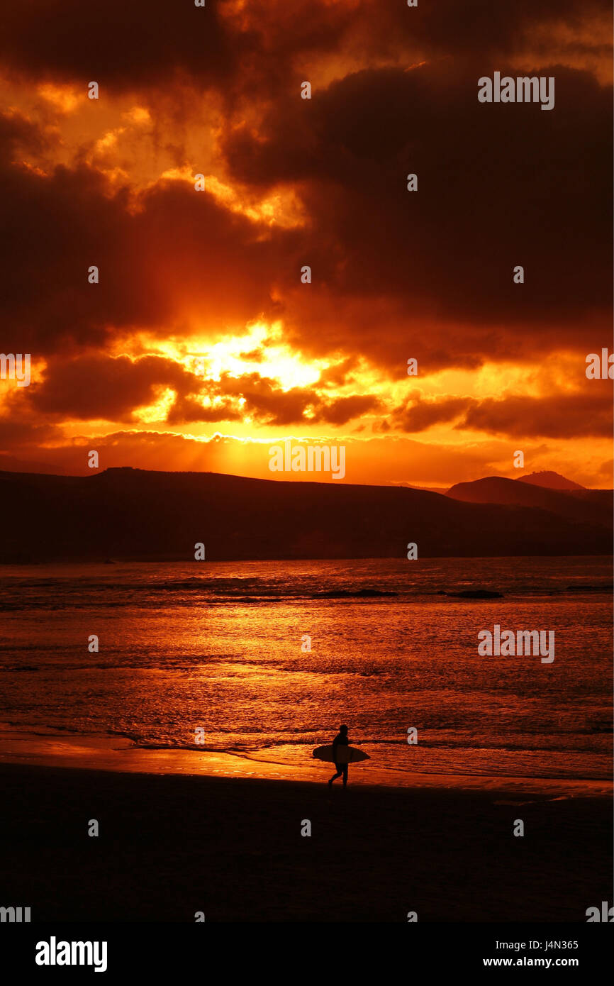 Spanien, Korn Canaria, Lesung von Palma, Playa de Las Canteras, Sonnenuntergang, Strand, Silhouette, Surfer Stockfoto