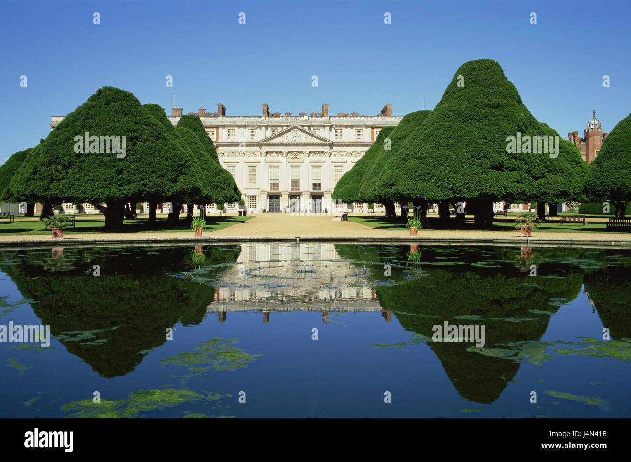 Großbritannien, England, London, Hampton Court Palace, Garten, Teich, Bäume, Stockfoto