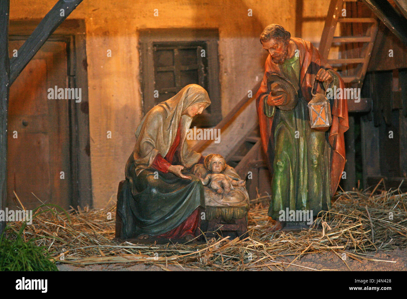 Krippe, Krippenfiguren, Deutschland, Rheinland-Pfalz, Speyer, Kaiserdom, Kathedrale, Kirche, Krippe, Zeichen, geschnitzt, bemalt, Maria, Josef, das Jesuskind, Stroh, Weihnachten, glaube, Religion, Christentum, mittlere Nahaufnahme Stockfoto