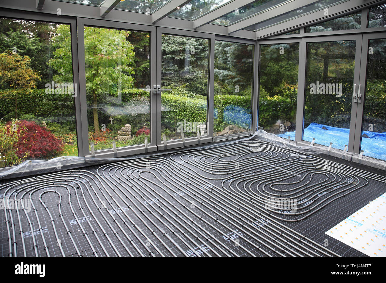 Männer bei der Arbeit, Wintergarten, Spiralen, Fußbodenheizung, Heizung  legen Stockfotografie - Alamy