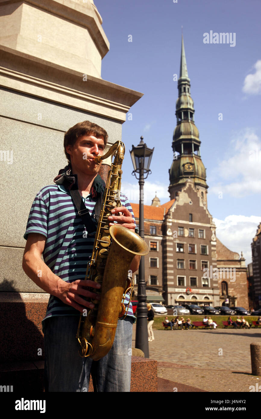 Lettland, Riga, Old Town, Peter Kirche, Rathausplatz, Straßenmusiker Stockfoto