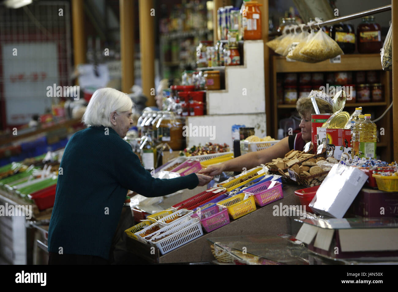 Lettland, Riga, Altstadt, überdachte Markt, Person, Stockfoto