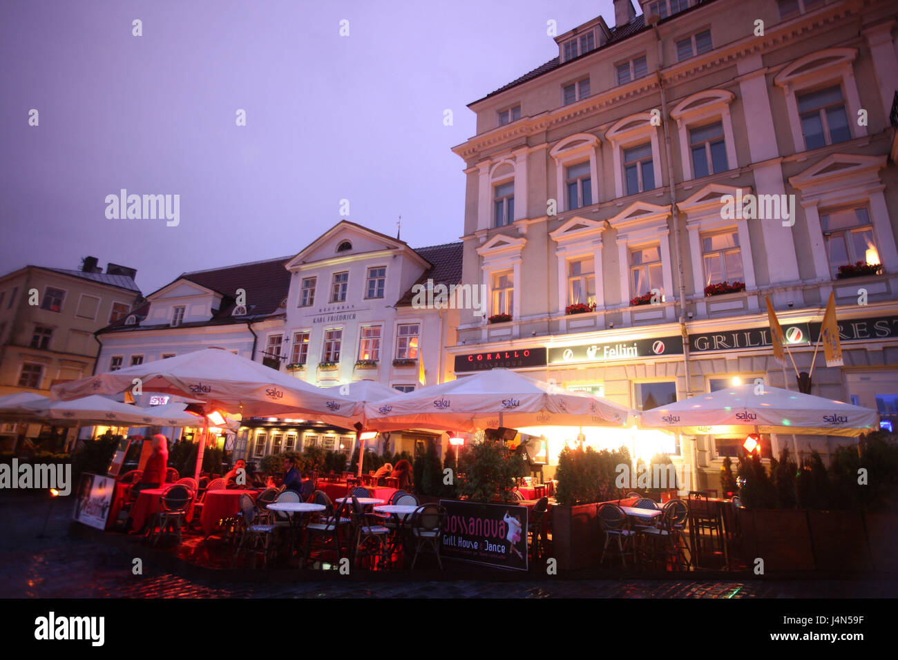 Estland, Tallinn, Altstadt, Rathausplatz, Straßencafé, Dämmerung, Stockfoto