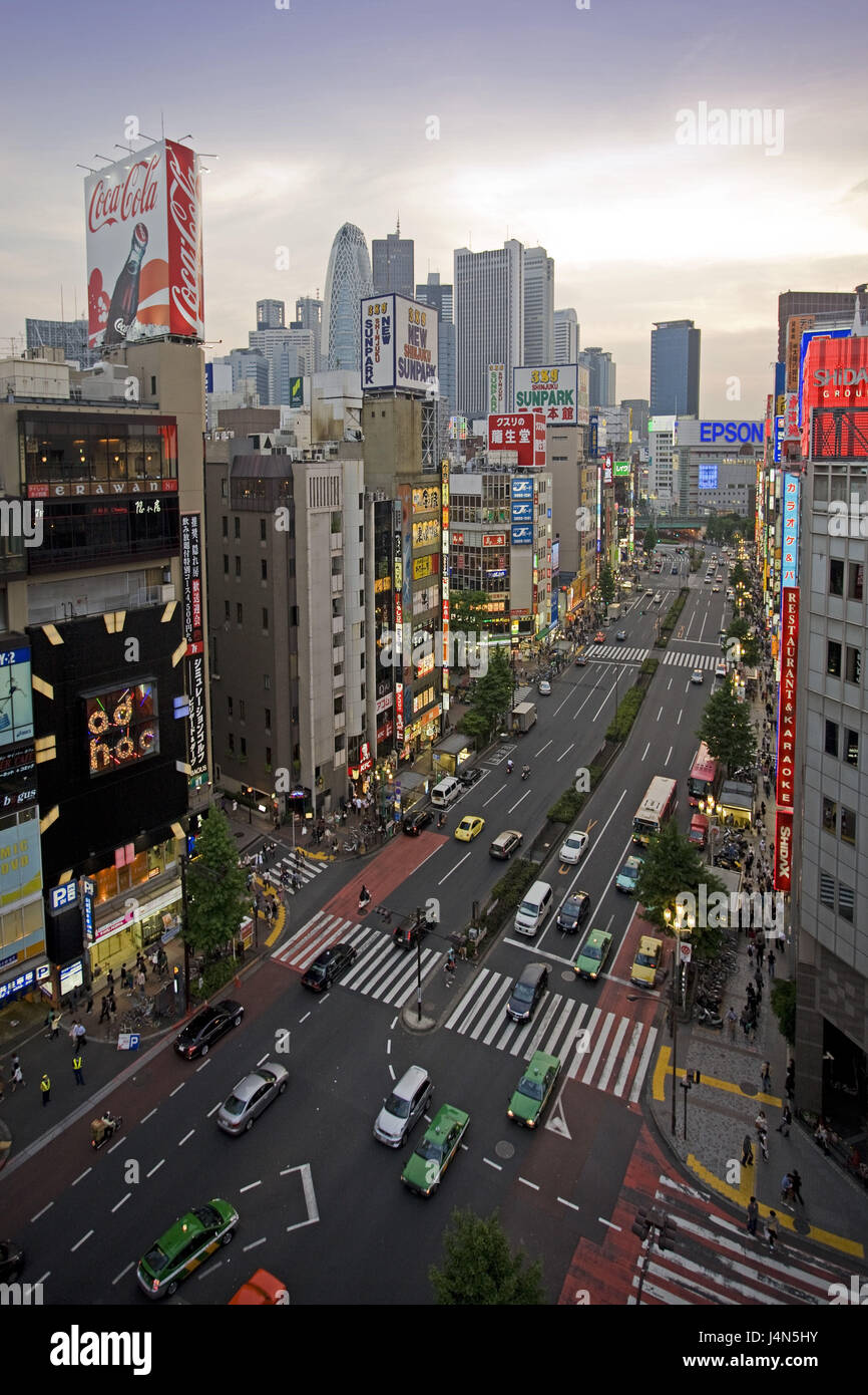 Japan, Tokio, Shinjuku Bezirk, Yasukuni Dori, Straßenszene, Stockfoto