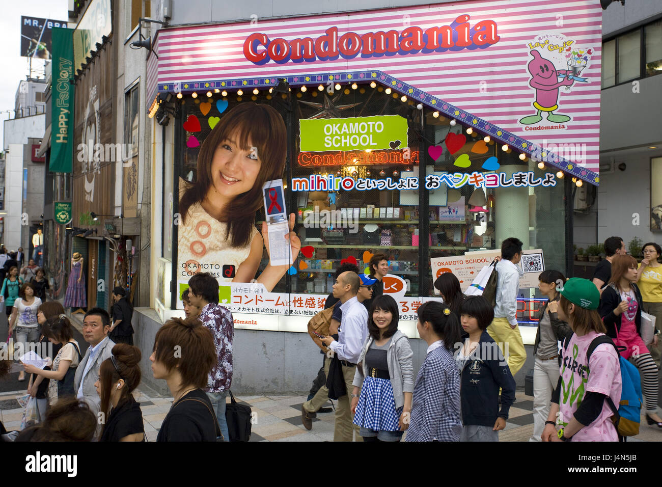Japan, Tokio, Harajuku District, Kondom Geschäft, Passanten, Stockfoto