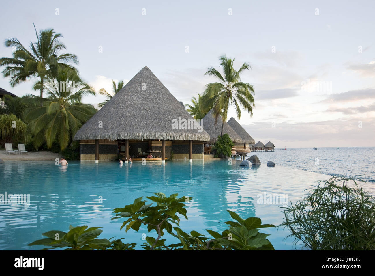 Französisch-Polynesien, Tahiti, Tahiti Nui Island, Papete, Intercontinental Resort, Küste, Stahlwerke, Meerblick, Abendlicht, Stockfoto