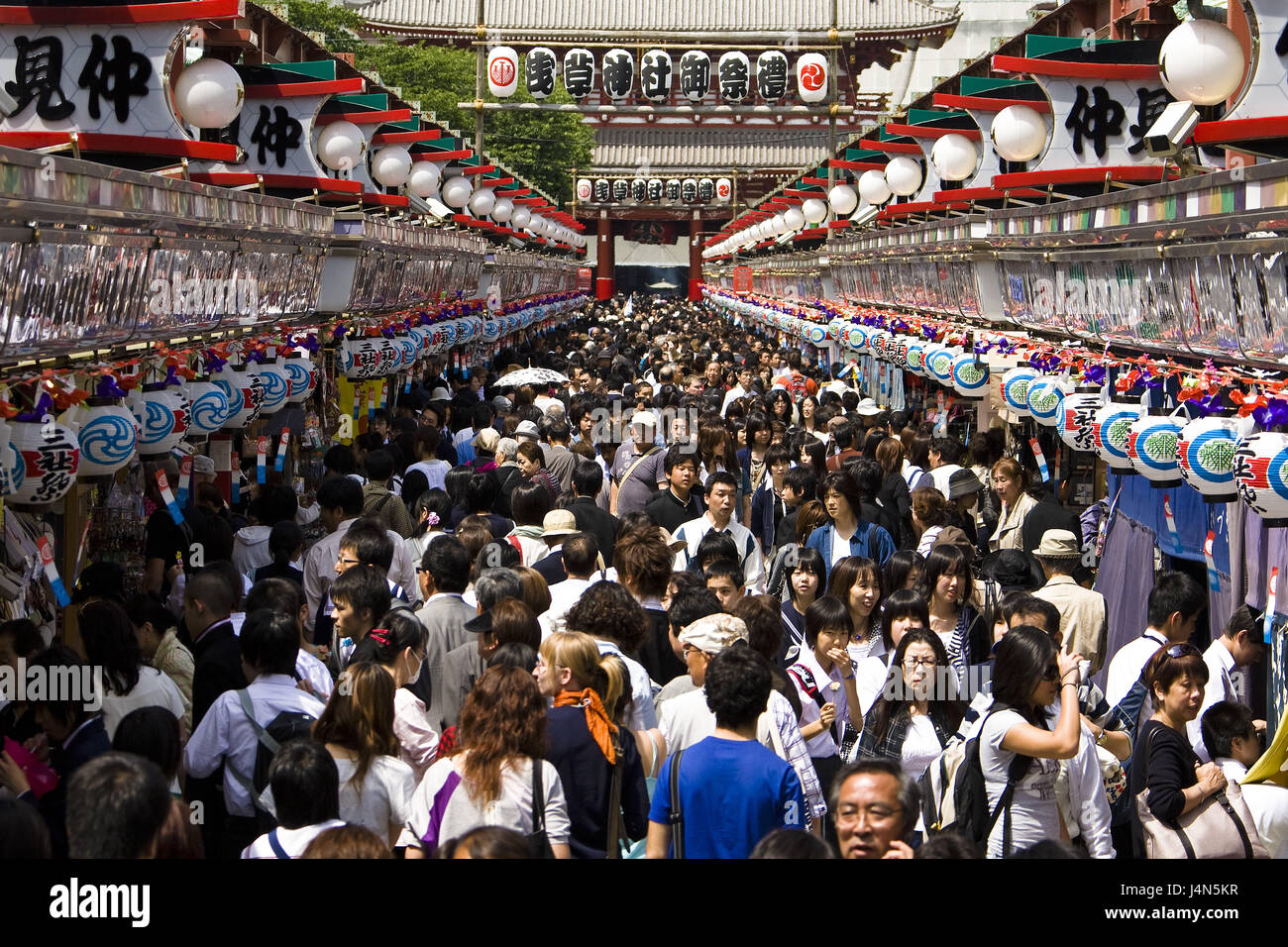 Japan, Tokyo, Asakusa District, Nakamise Dori, Menschenmenge, Stockfoto