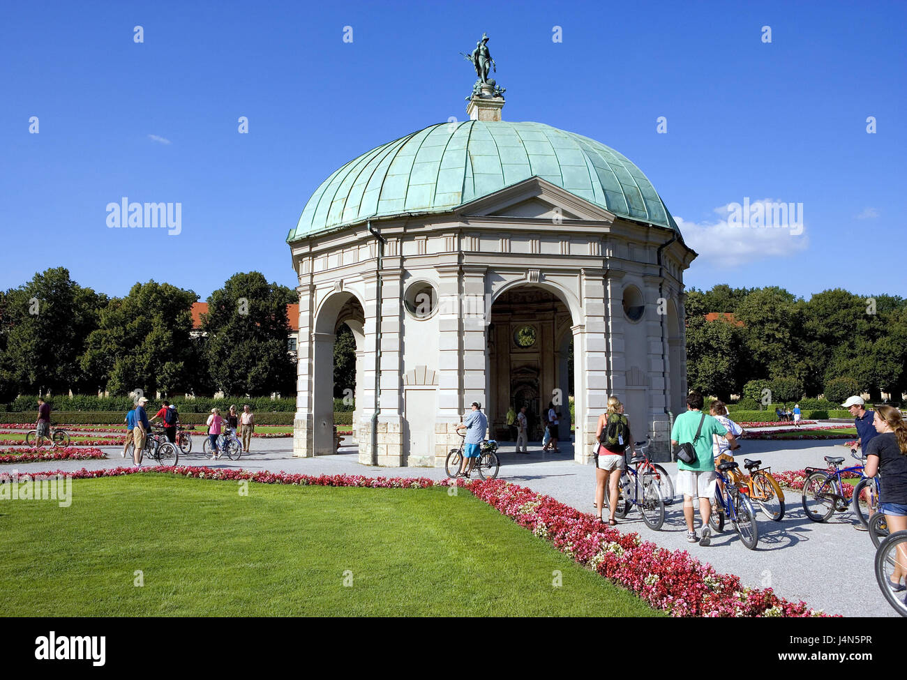 Deutschland, Oberbayern, München, Hof, Garten, Diana Tempel, Radfahrer, Sommer, Bayern, Park, Park, Garten, Tempel, Rundtempel, Stadtpark, Pavillon, Struktur, Architektur, Ort von Interesse, Person, Tourist, Fahrrädern, Diana Tempel, Stockfoto