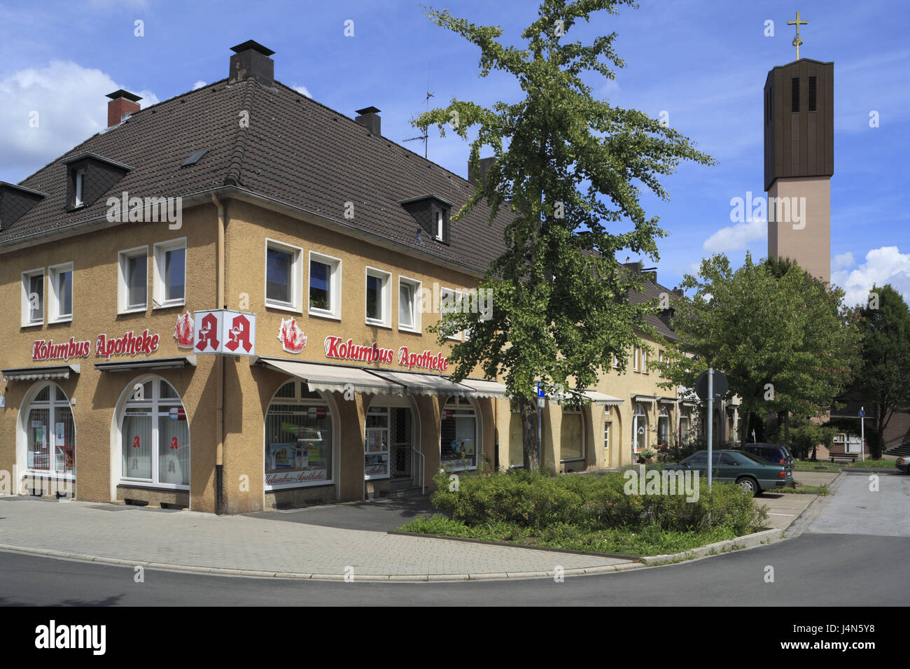 Deutschland, Mülheim in die Ruhr, Häusern, Apotheke, Kirchturm, Ruhr Gebiet, North Rhine-Westphalia, Teil der Stadt, Opus Siedlung, Working-Class Estate, Kruppe Siedlung Heimstätte, Wohn-Häuser, Kirche, Sunderplatz, draußen, menschenleer, Stockfoto