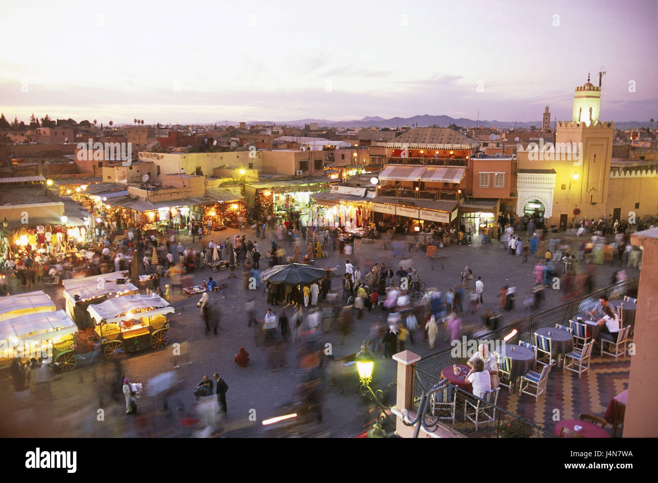 Marokko, Marrakesch, Jema el Fna, Kochen, Küche, Straßencafé, Übersicht, Abend, Medina, Jemaa-El-Fna-Platz, Platz, Staaten, Vertrieb, Lebensmittel, Essen, Mahlzeiten, Schar von Menschen, Dunst, Rauch, Dunkelheit, Icon, Gastronomie, Atmosphäre, Tourismus, Reiseziel, Stockfoto