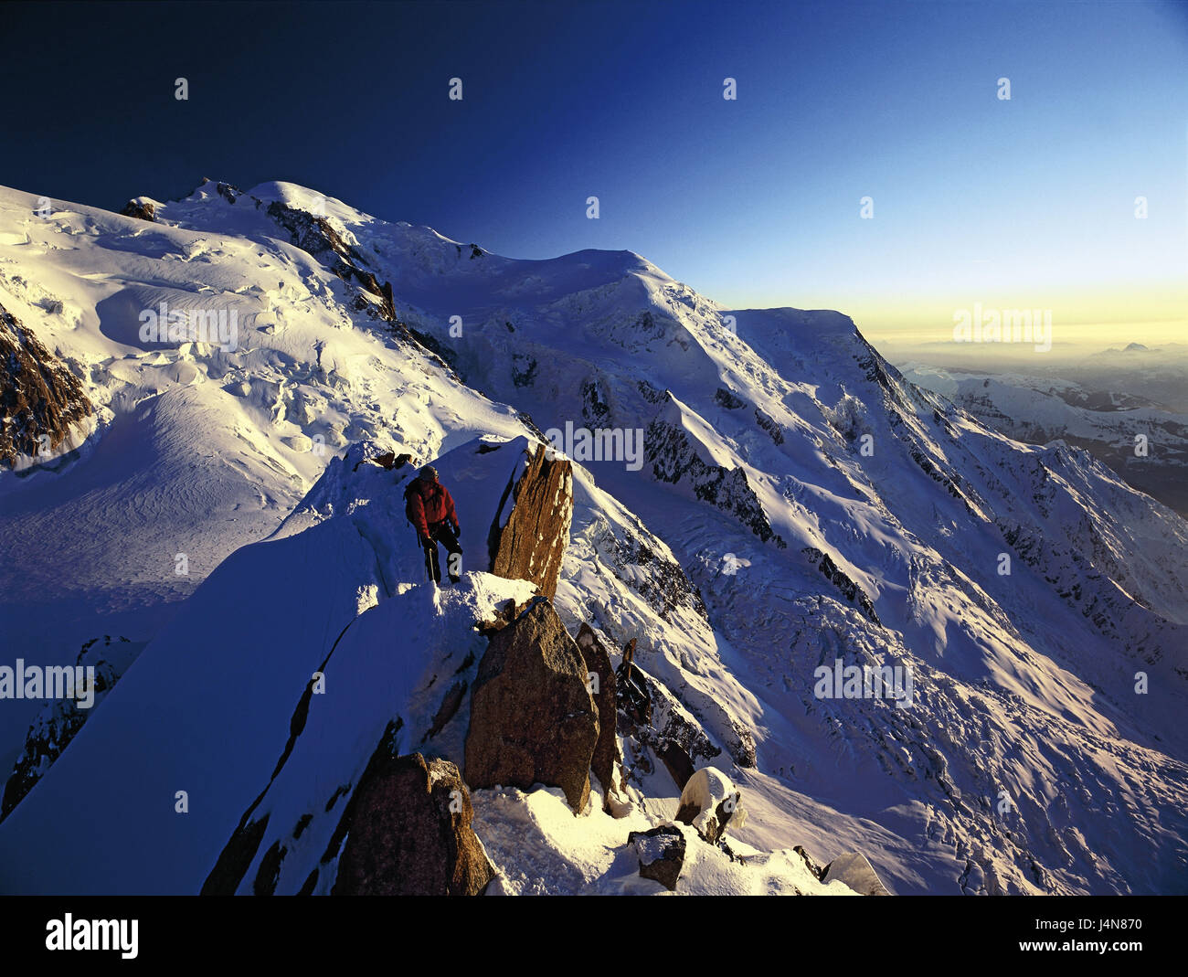 Frankreich, hochrangige Savoy, Aiguille du Midi, Cosmique, Bergsteiger, Ständer, Gipfel, Berglandschaft, Abend, tuning Stockfoto