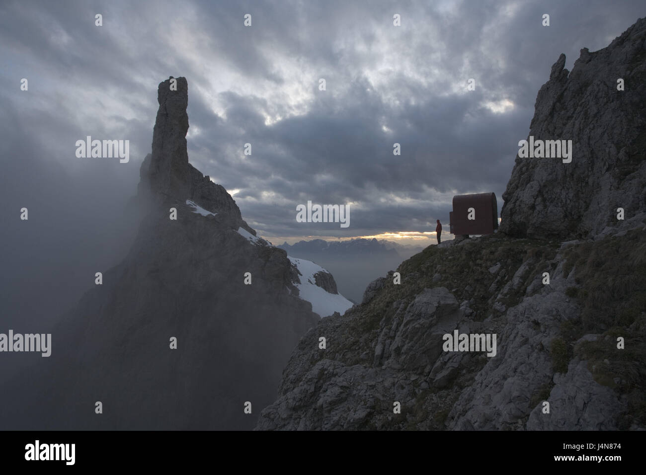 Italien, Belluneser Dolomiten, Gusela del Vescova, Bergsteiger, Ständer, Gipfel, Nebel, beautyful Wolken Stockfoto