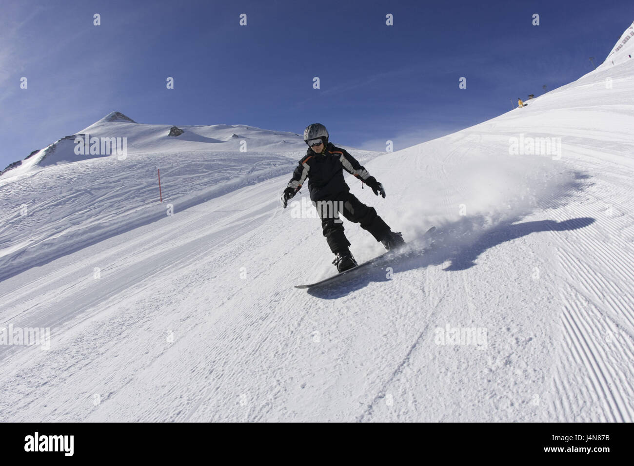 Österreich, Tirol, Serfaus, junge, Snowboard fahren, Ski Neigung, Schnee, ganze Aufnahme Stockfoto