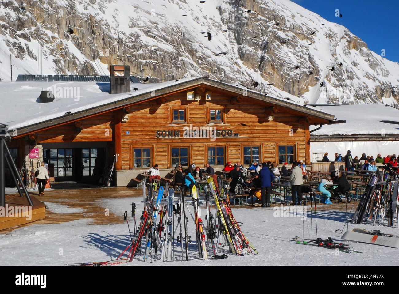 Deutschland, Bayern, Zugspitze, Schnee-fernen, Sunning Alpine Restaurant, Terrasse, Alpenpanorama, Gäste, Oberbayern, Alpen, Berge, Berge, Zugspitze Niederdeutsch, Schnee entfernten Gletscher, SonnAlpin, Sonnenterrasse, Restaurant-Terrasse, Gebäude, Stahlwerke, Berggastronomie, Gastronomie, Bergpanorama, Gipfel, Panorama, Ansicht, Person, Wintersportler, Stop Schaukel, Landschaft, Ski Stand, Schnee, draußen Stockfoto