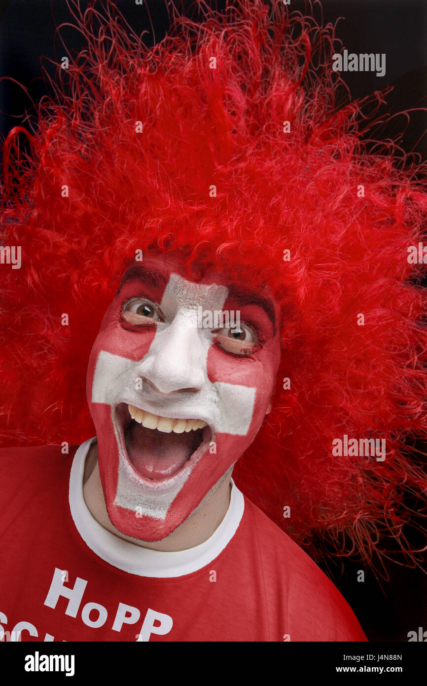 Mann, jungen, Fußball-fan, der Schweiz, Blick, Schminke, Nationalfarben, Shirt, beschriften, Hopp Schwiitz, Shout, Porträt, Fußball-Europameisterschaft, Europäische Meisterschaft, Meisterschaft, Person, gemalt, Ballspiel, Ballsportart, Begeisterung, Lacke, Emotion, Euro, Fan, Fußball, Fußballspiel, Ausdruck, Gesicht malen, geschminkt, Konzeption, Nationalfarben, Nationalität, Schweizer, positiv, rot, weiß, Spaß, Sport, tuning, Studio, witzig, Übertragung, Freude, Jubel, Begeisterung, Freude, Fußballfieber, Stockfoto