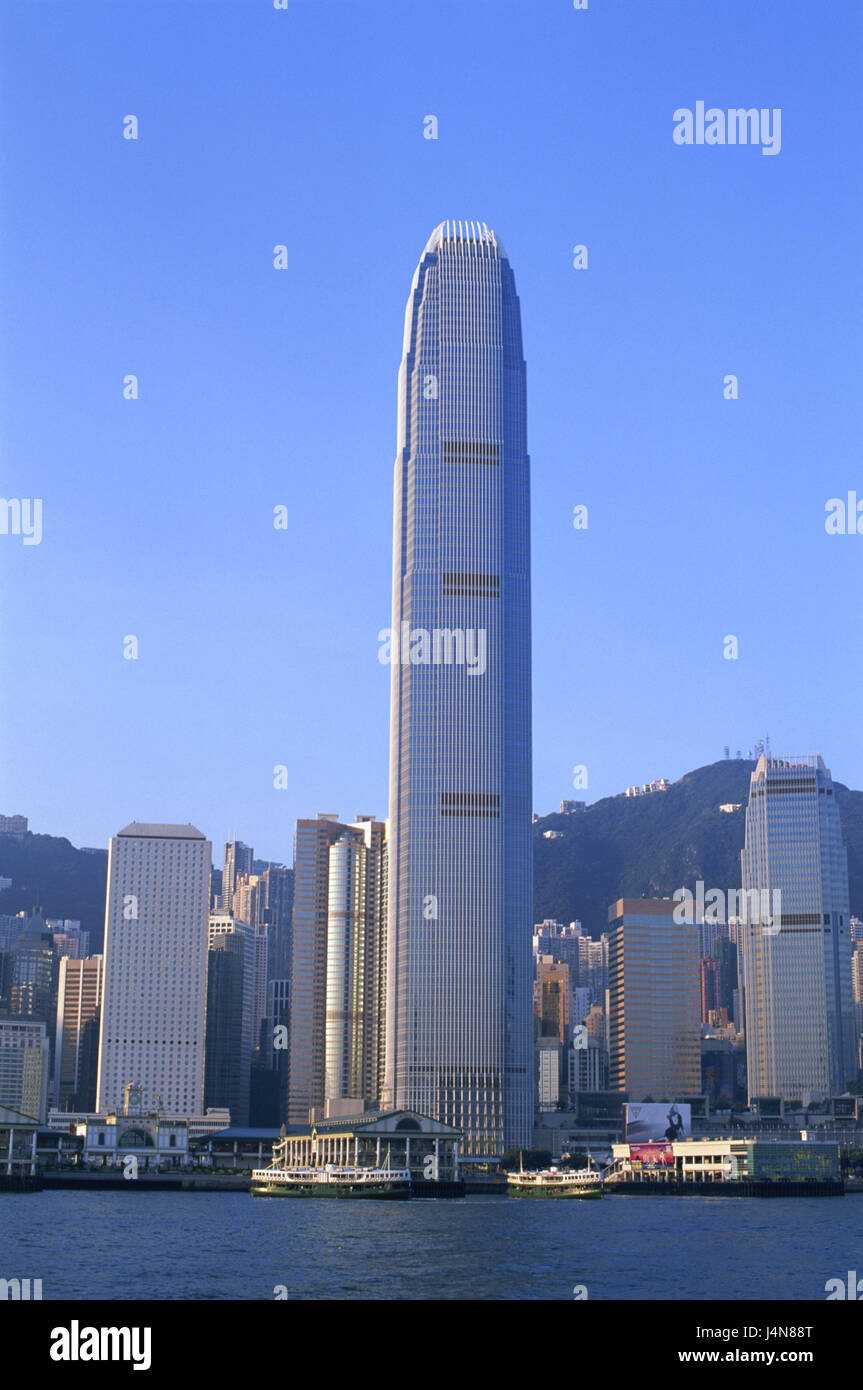 China, Hong Kong, Hong Kong Island, Skyline, Victoria Harbour, Meer, Licht, Abend, Asien, Stadt, Stadt, Weltstadt, Metropole, Two IFC International Finance Centre, Blick auf die Stadt, Wolkenkratzer, Hochhäuser, Architektur, Hafen, Navigation, Fähren, Schiffe, Schiff Verkehr, Star-Fähre, Fähren, Verkehrsmittel, Personenbeförderung, Stadien, Fährterminal, Berg, Landung Stockfoto