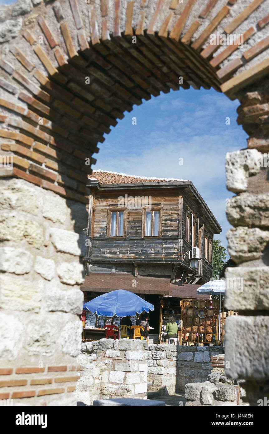 Bulgarien, Nessebar, Torbogen, Johannes Aliturgetos Kirche, Detail, Ansicht, Holzhaus, Schwarzmeer-Küste, Stadt, Altstadt, Nesebar, Ruine, Tor, Mauer, Steintor, Bogen, Kirche, Johannes-Aliturgetos, Stein Mauer, runden Bogen, Kirchenruine, alte, historisch, Ort von Interesse, Geschichte, Vergangenheit, Gebäude, Haus, Stockfoto