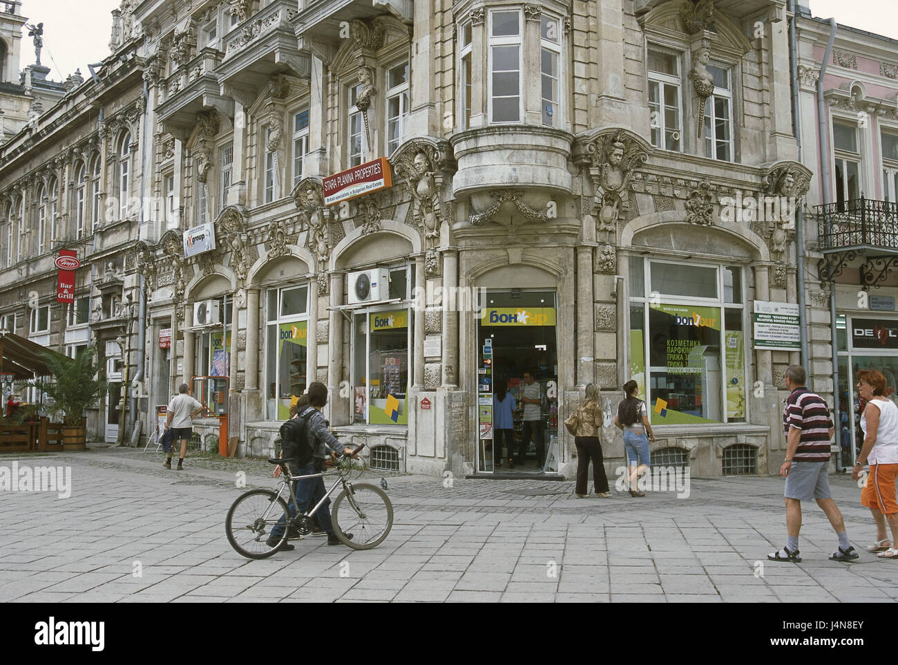 Bulgarien, Ruse, Stadtzentrum, Freiheitsplatz, Einkaufsstraße, Ulica Aleksandrovska, Passanten, Stadt, Ruß, Русе, Zentrum, Platz, Raum Svoboda, Plostad Svobodata, Gebäude, Geschäfte, Architektur, Menschen, Fußgänger, shop, Aleksandrovska Straße, Sommer, draußen, Stockfoto