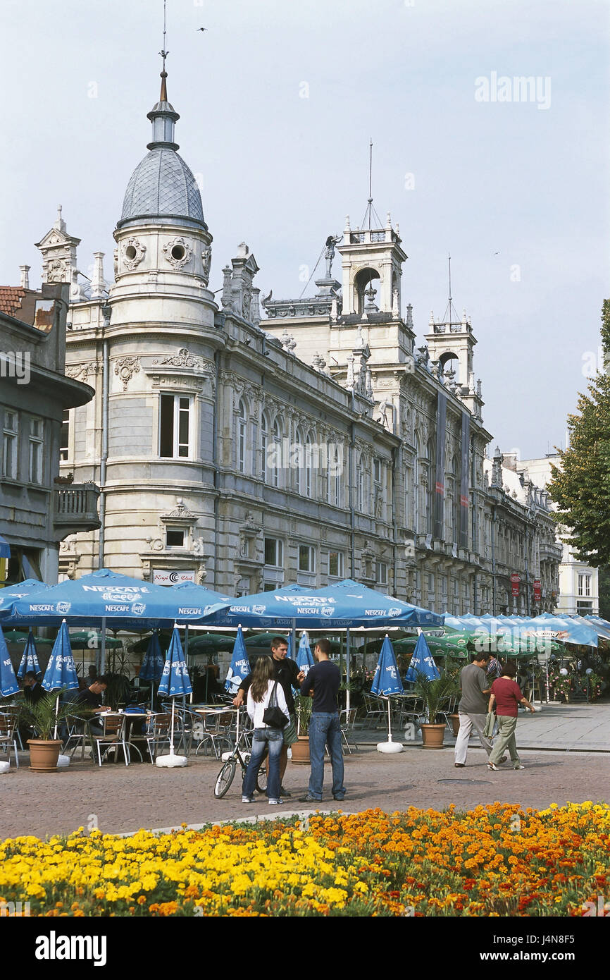 Bulgarien, Ruse, Stadtzentrum, Platz der Freiheit, Gebäude, Theater, Sava Ognjanov, Straße Bars, Stadt, Ruß, Русе, Zentrum, Platz, Raum, Svoboda, Plostad Svobodata, Architektur, Theater, Kunst, Kultur, Gastronomie, Straße, Bars, Cafés, Straßencafés, Sonnenschirme, animiert, Blumenbeete, Menschen, Sommer, draußen, Stadtbild, Stockfoto