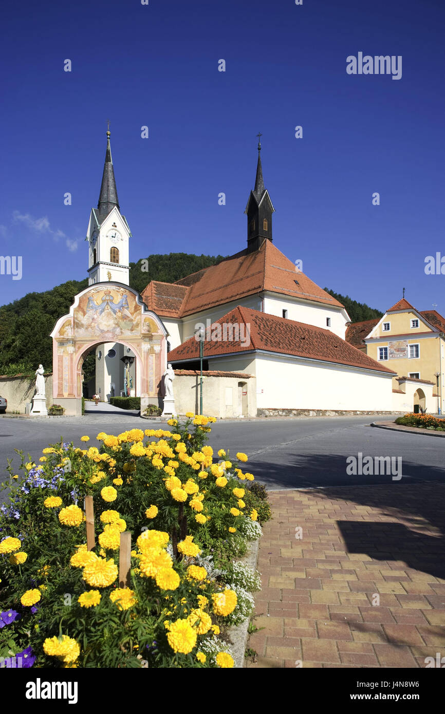 Österreich, Steiermark, Maria Lankowitz, Wallfahrtskirche, Ort der Pilgerfahrt, Ort, Wallfahrt, Gebäude, der Pilgerstätte, Kirche, Struktur, Architektur, Wahrzeichen, glauben, Religion, Christentum, Ort von Interesse, Blumen, Blumenkasten, Blumenschmuck, gelb, lila, Orange, Sonne, Schatten, Himmel, blau, Stockfoto