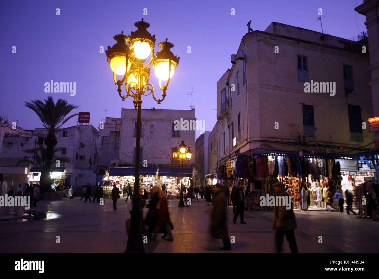 Tunesien, Tunis, Altstadt, Place De La Victoire, Passanten, Abend, Stockfoto