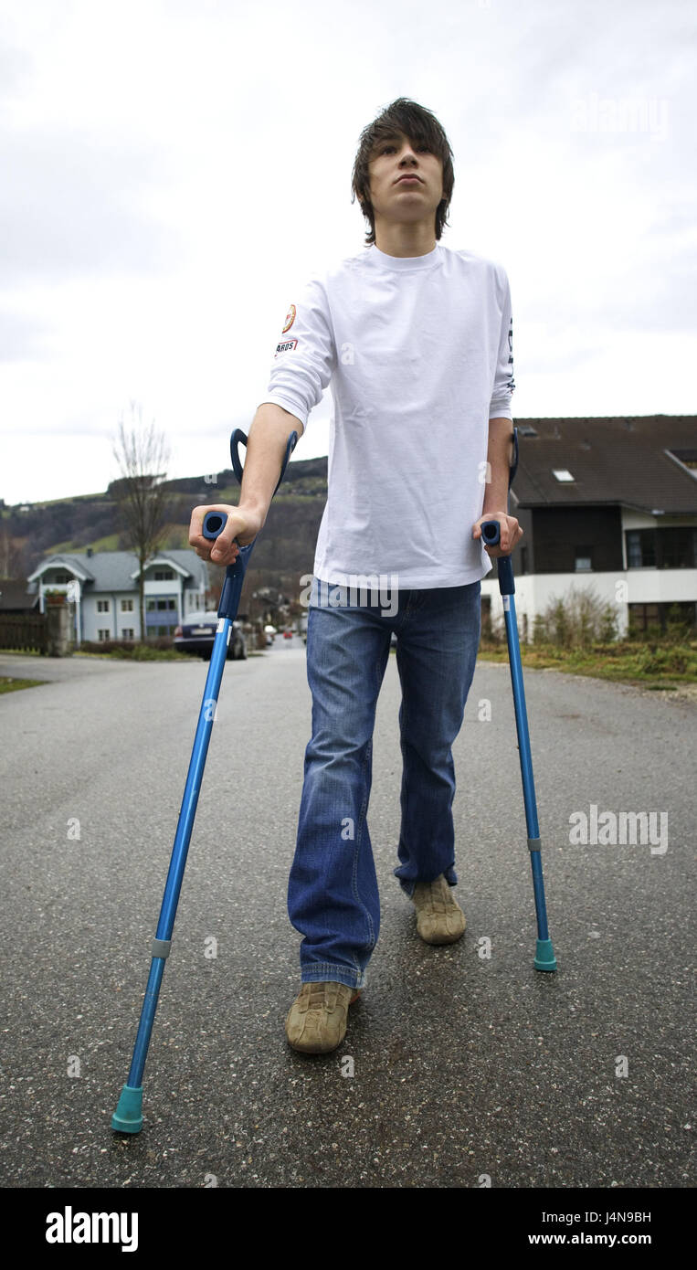 Junge menschen hilfe -Fotos und -Bildmaterial in hoher Auflösung – Alamy