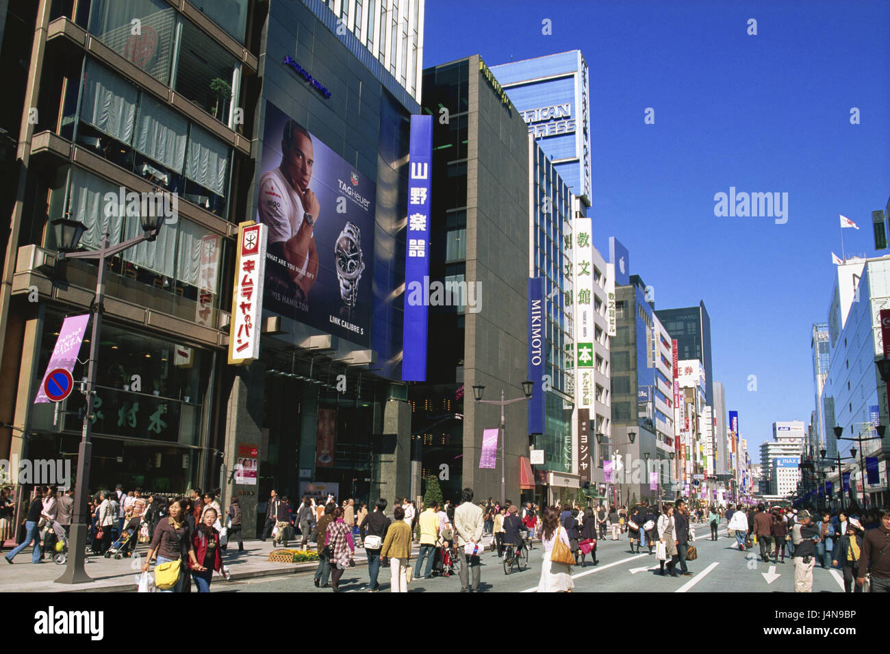 Japan, Honshu, Tokio, Ginza, Passanten, Asien, Teil der Stadt, Straße, Einkaufen, Straßenszene, Stadt, Tourismus, Reisen, Menschen, Menge von Menschen, Geschäfte, Gebäude, Architektur, Werbung, Einkaufen Stockfoto