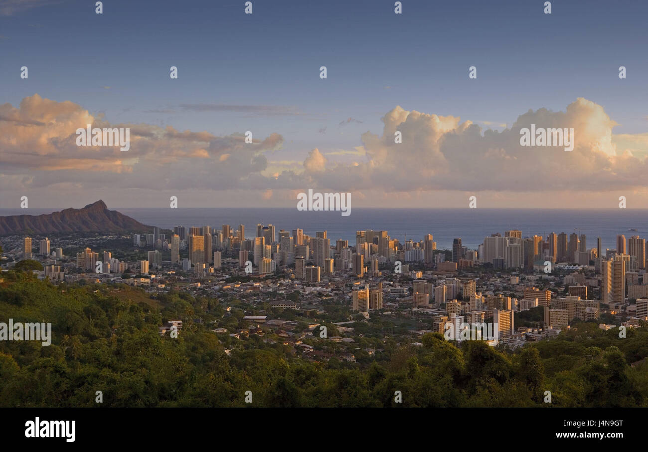 USA, Hawaii, Oahu Island, Honolulu, Blick auf die Stadt, den Hawaii-Inseln, Reiseziel, Stadt, Stadt, Hochhäuser, Meer, Ansicht, Horizont, Himmel, Wolken, Abendlicht, dunstig, Stockfoto