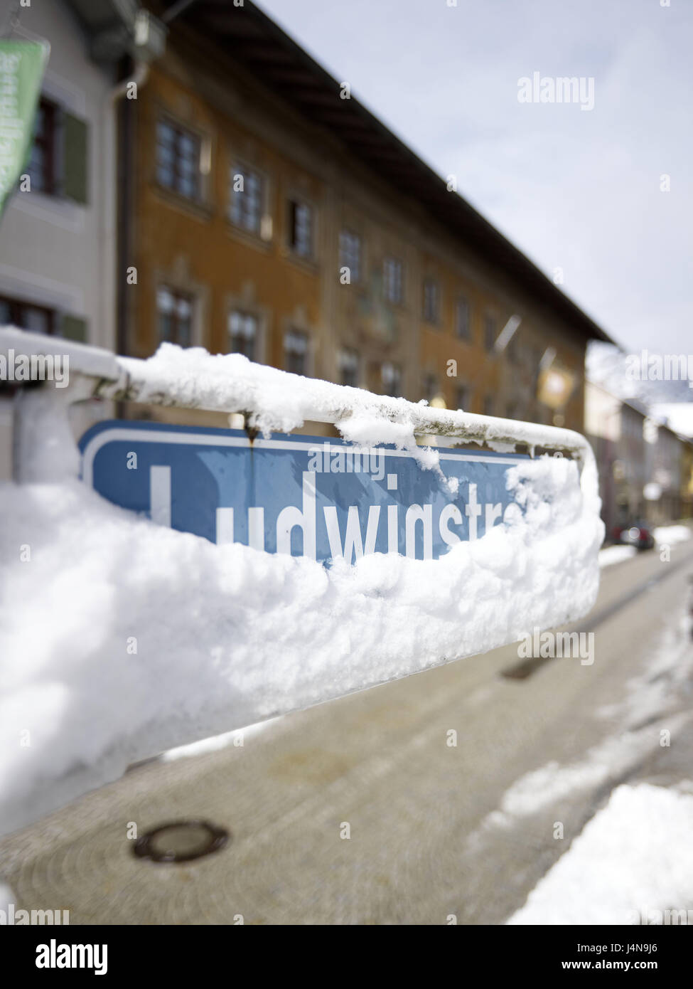 Deutschland, Bayern, Garmisch-Partenkirchen, Ludwigstraße, Straßenschild, verschneiten, Süddeutschland, Werdenfels, Upper Bavaria, Stadt, Häuser, Wohnhäuser, Straße, Zeichen, Zeichen, Informationen, Straßenname, Schnee, Schnee, Winter, Saison, Reiseziel, Tourismus, Stockfoto