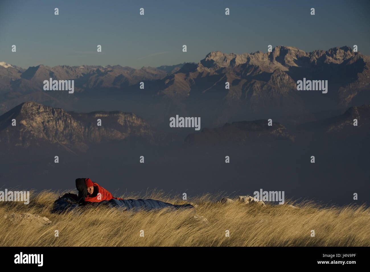 Italien, Trentino, Monte Altissimo di Nago, Tourist, Lüge, Schlafsack, Landschaft Stockfoto