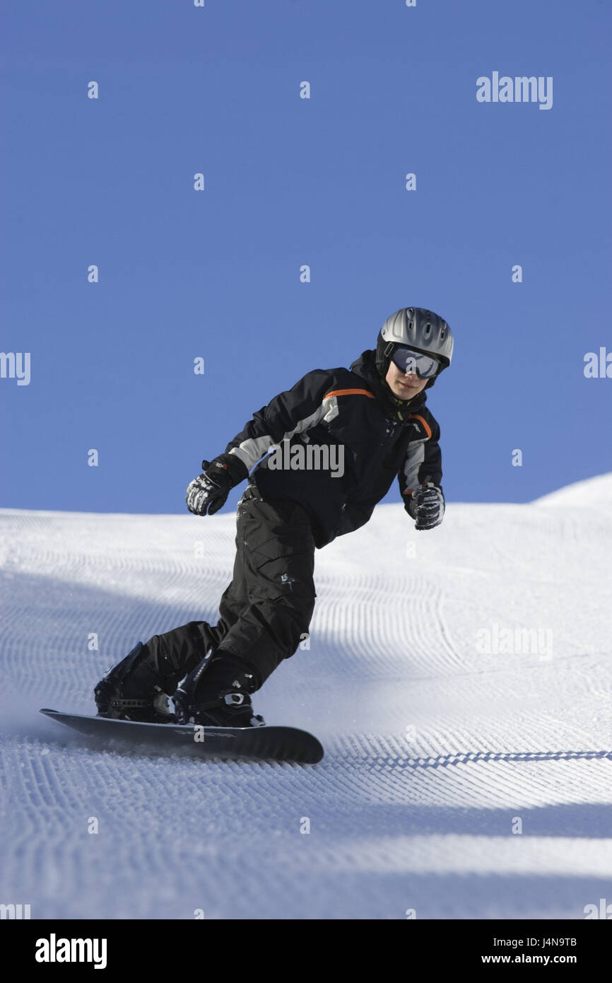Österreich, Tirol, Serfaus, junge, Snowboard fahren, Ski Neigung, Schnee, ganze Aufnahme Stockfoto