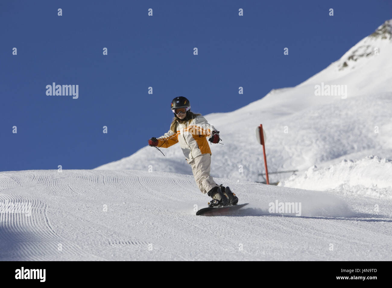 Österreich, Tirol, Serfaus, Mädchen, Snowboard fahren, Ski Neigung, Schnee, ganze Aufnahme Stockfoto