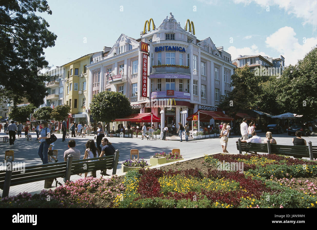 Bulgarien, Varna, Stadtzentrum, Knjaz Boris Straße, Altstadt, Geschäft Straße, Passanten, das Schwarze Meer, Küste, Küste des Schwarzen Meeres, Town, Varna, Hafen, Zentrum, Blick auf die Stadt, Architektur, Häuser, Einkaufsstraße, Mc Donalds, Fastfood-Restaurant, amerikanische Art, Modern, Architektur, Park, Platz, Parkbänke, Menschen, Blumenbeete, Sommer, Sommer, Stockfoto