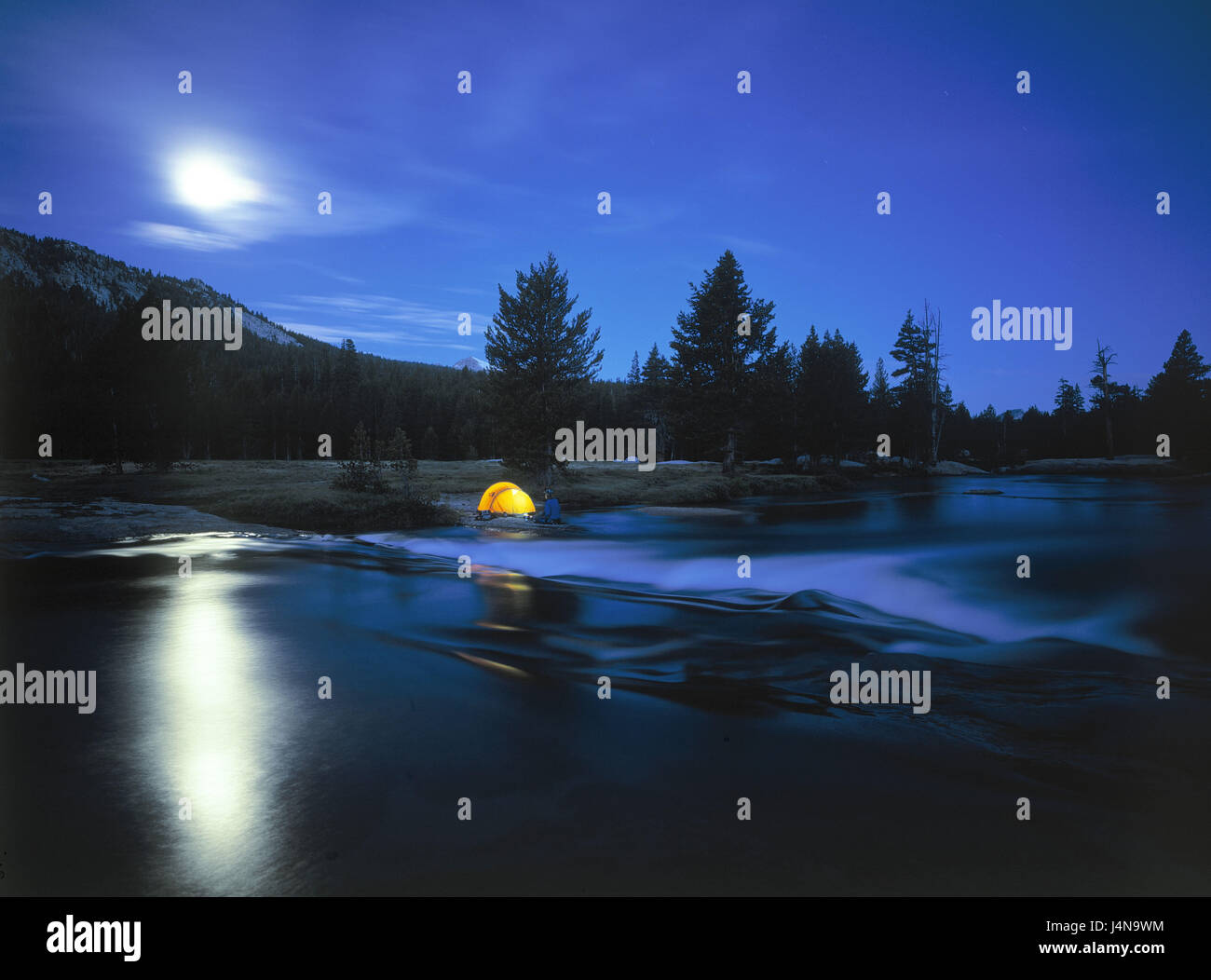 Die USA, Yosemite-Nationalpark, Tuolumne River, Zelt, Tourist, Camp, Riverside, Abend, tuning Stockfoto