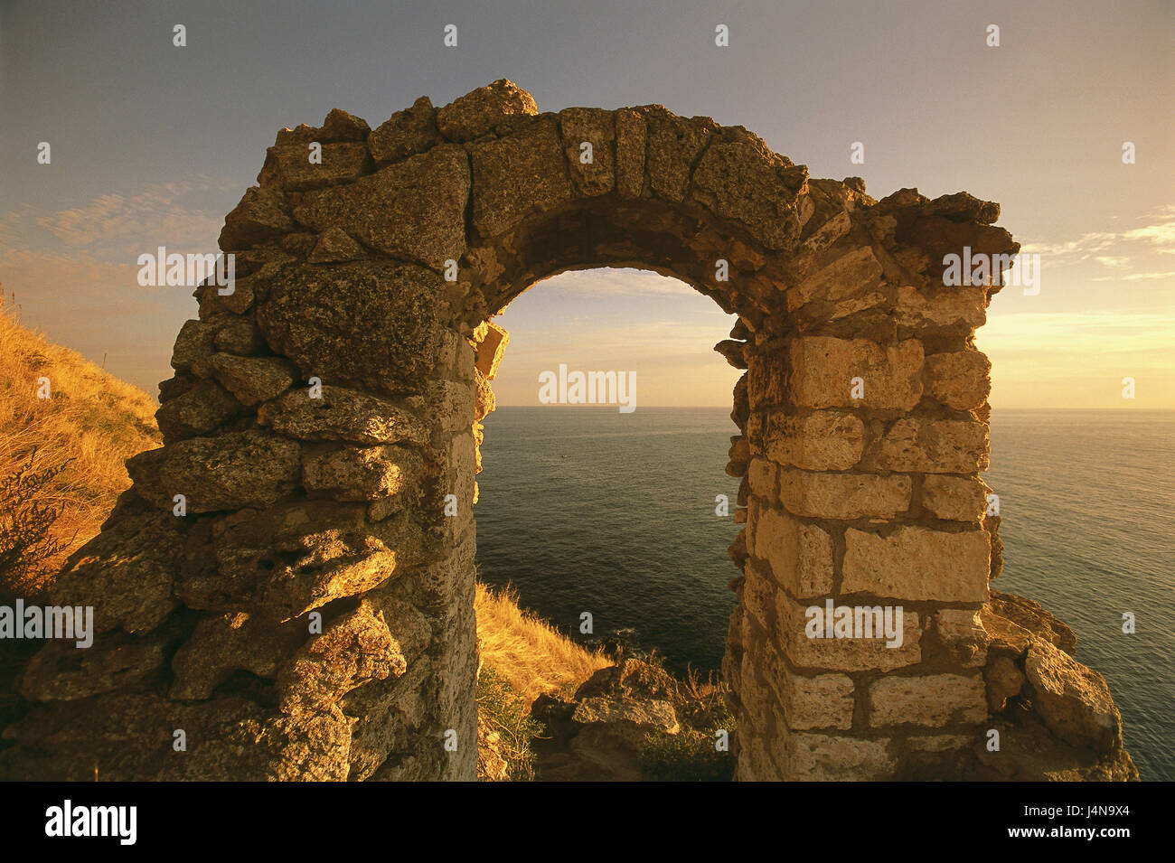 Bulgarien, Kap Kaliakra, Küste, Ruine, Torbogen, Abendlicht, Schwarzmeer-Küste, Meer, Kap, Steilküste, Ruinen, Tor, Bogen, Festung, Reste der Stadtmauer, Stein, Bögen, Breite, Horizont, Suche, Ort von Interesse, Geschichte, Vergangenheit, Struktur, Überreste, Symbol, Ablauf, Vergänglichkeit, tuning, Abend, Stockfoto