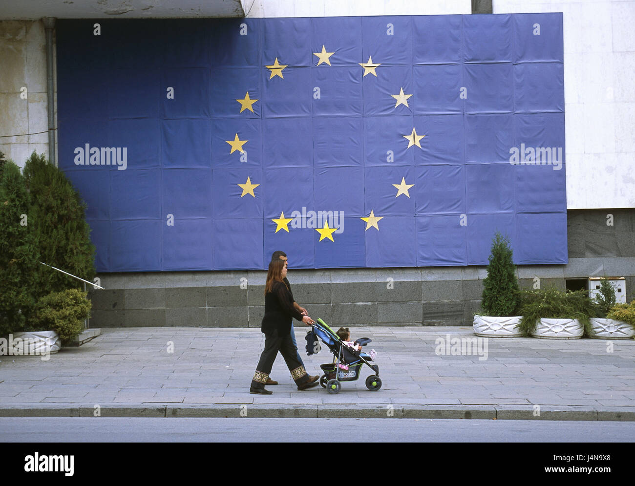 Bulgarien, Veliko Tarnovo, Zentrum, quadratisch, Ul. Vasil Levski, Europaflagge, Passanten, paar, Kinderwagen, Stadt, Innenstadt, Person, außerhalb, einheimischen, Bulgaren, Eltern, Kind, Familie, gehen, an der Seite, zu Fuß, Flagge, Flagge, der EU, EU-schwangeren Zustand, werdende der Staaten, Zukunft, Beitrittsland, Diskussion, Stockfoto