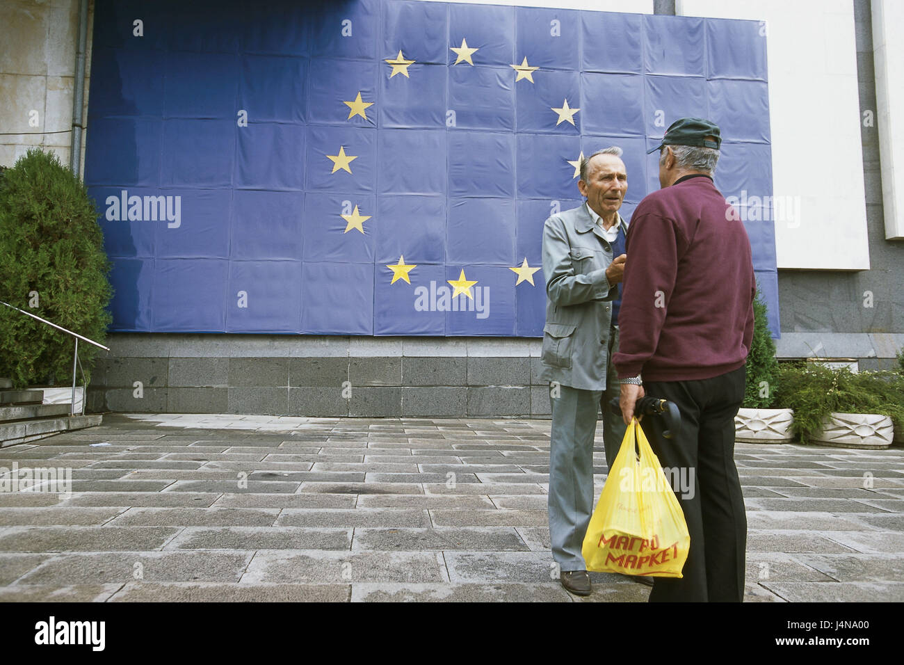 Bulgarien, Veliko Tarnovo, Zentrum, quadratisch, Ul. Vasil Levski, Europaflagge, Männer, Gespräch, Stadt, Stadt Zentrum, Person, außerhalb, einheimischen, Bulgaren, Senioren, Unterhaltung, Flagge, Flagge, der EU, EU-schwangeren Zustand, werdende der Staaten, Zukunft, Beitrittsland, Diskussion, Stockfoto