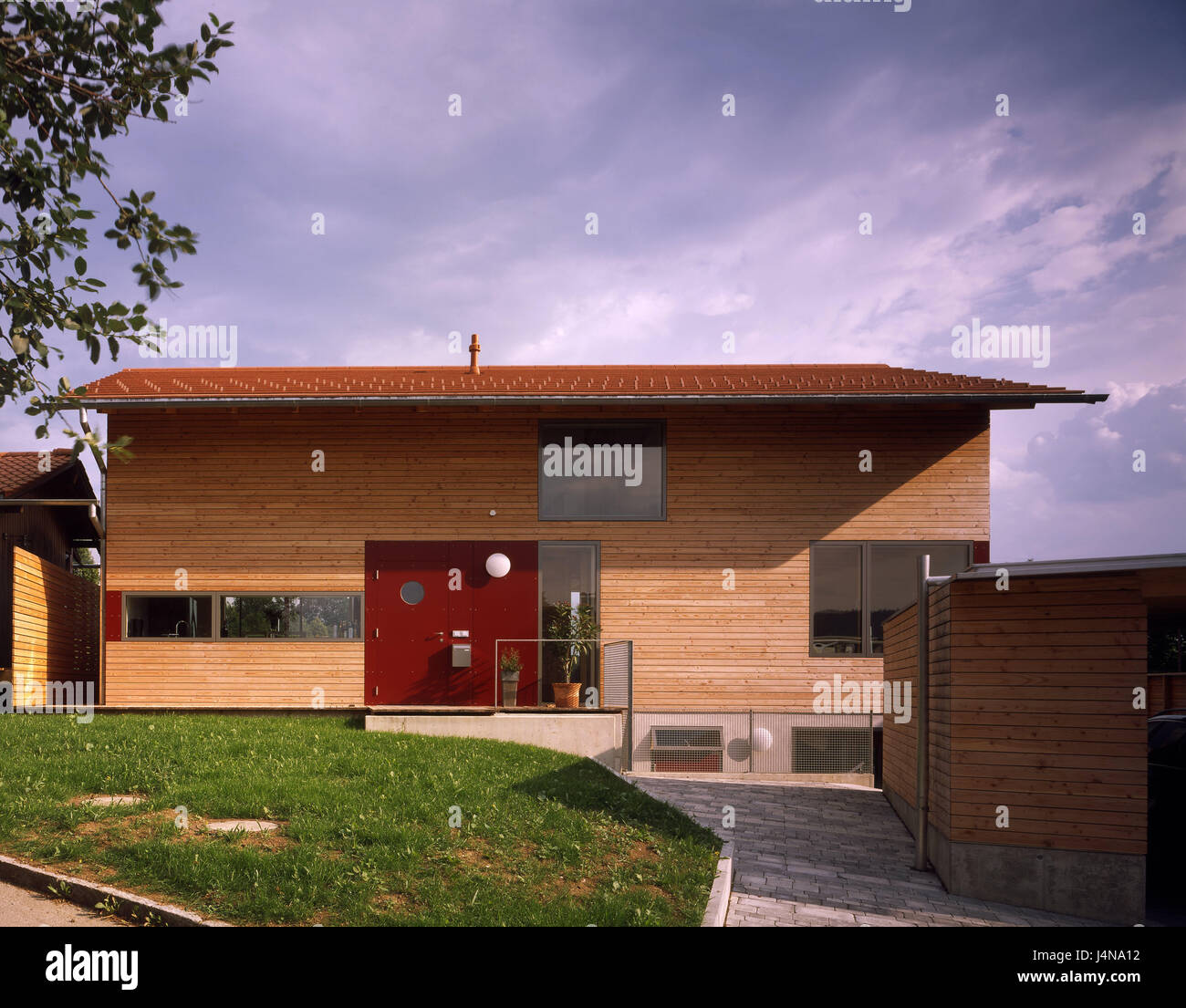 Wohnhaus Eberle, Wetter Boarding, Eingang, Tür, Einfamilienhaus, Eigenheim, Haus, Wohn, Holzhaus, Wohnhaus, hölzernen Fassade, Holzarbeiten, Haustür, rot, Land lebt, ländlich, Baustil, Architektur, moderne, bewölkten Himmel, Sonne, Schatten, menschenleer, Stockfoto