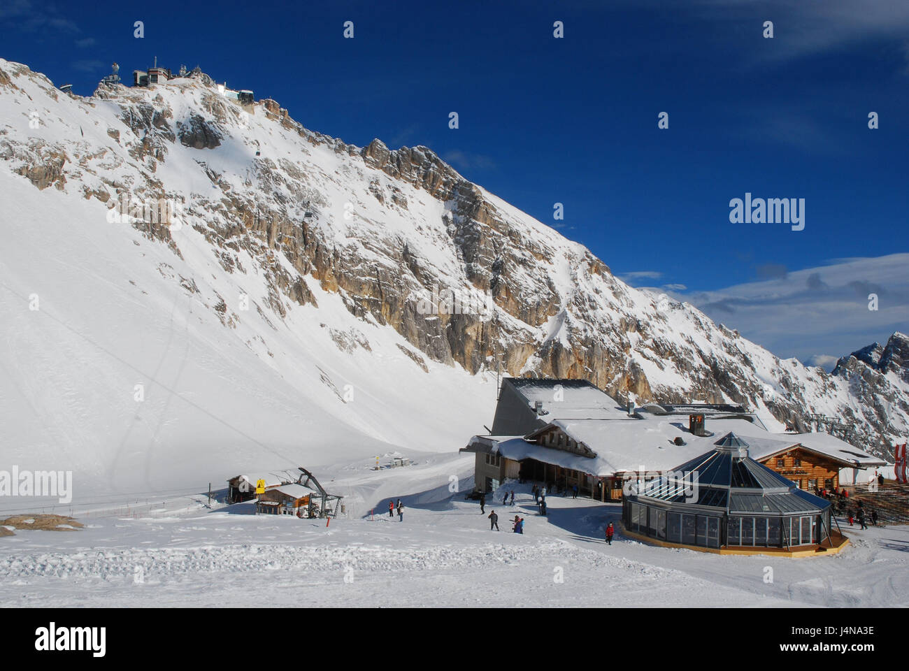 Deutschland, Bayern, Zugspitze, Sunning Alpin, Restaurant "Gletschergarten" Übersicht, Oberbayern, Alpen, Berge, Berge, Zugspitze niedrige Deutsch, ferner Schnee, Schnee entfernten Gletscher, Glas runden Blumenbeet, Panorama-Restaurant, um SonnAlpin, Sonnenterrasse, Architektur, Stahl-Glaskonstruktion, Gebäude, Berg Gastronomie, Gastronomie, Restaurant, Glasdach, Panoramadach, Bergpanorama, Ansicht, Gipfelpanorama, Rundumsicht, Landschaft, Schnee, Ort von Interesse, Person, im Außenbereich Stockfoto
