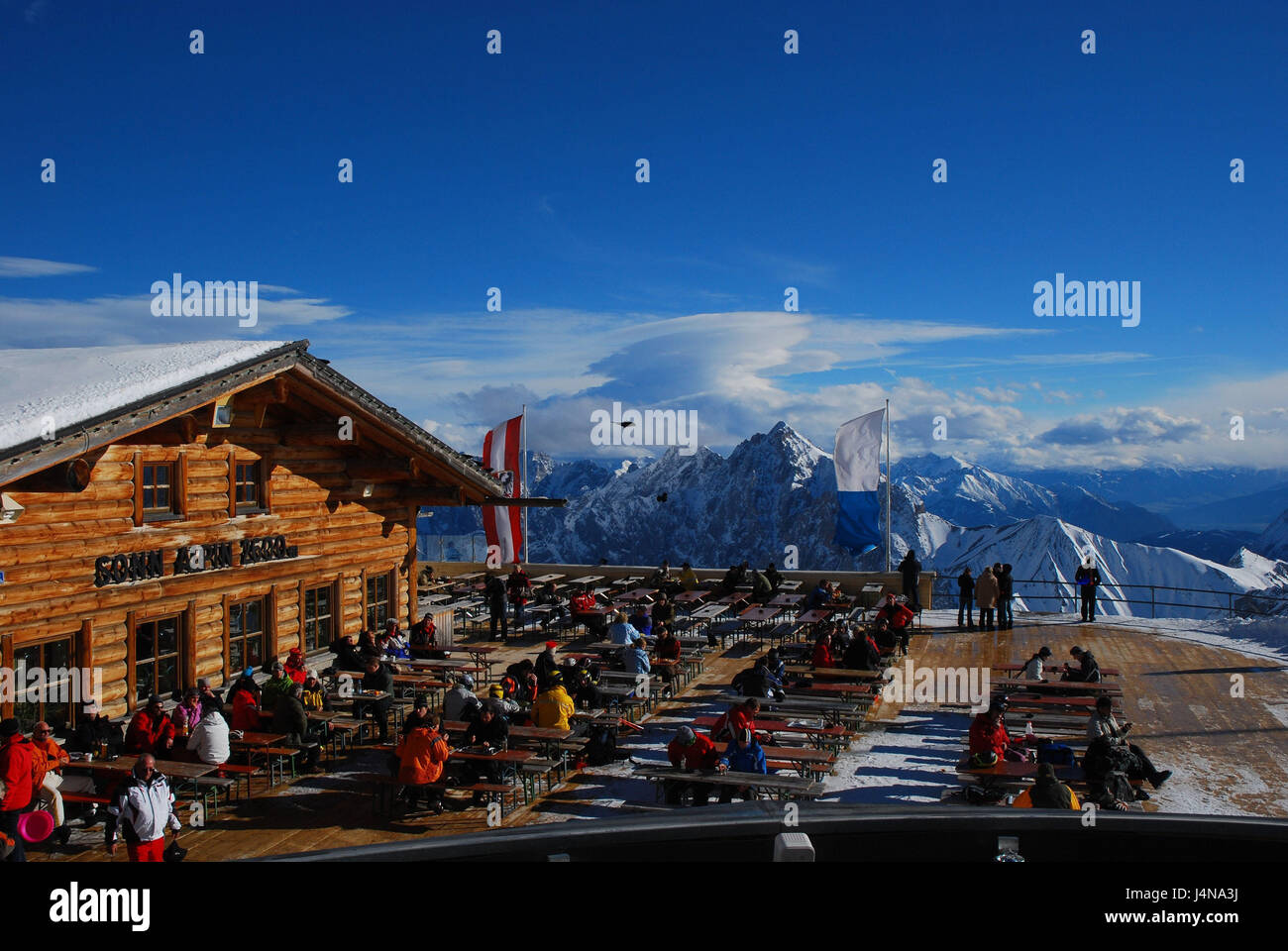 Deutschland, Bayern, Zugspitze, Schnee-fernen, Sunning Alpine Restaurant, Terrasse, Alpenpanorama, Gäste, Oberbayern, Alpen, Berge, Berge, Zugspitze Niederdeutsch, Schnee entfernten Gletscher, SonnAlpin, Sonnenterrasse, Restaurant-Terrasse, Gebäude, Stahlwerke, Berg Gastronomie, Gastronomie, Bergpanorama, Gipfelpanorama, Ansicht, Person, Wintersportler, Stop Schaukel, Landschaft, Fahnen, Bayern, Tirol, Schnee, draußen Stockfoto