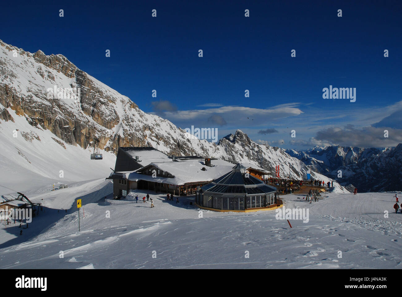 Deutschland, Bayern, Zugspitze, Sunning Alpin, Restaurant "Gletschergarten" Übersicht, Oberbayern, Alpen, Berge, Berge, Zugspitze niedrige Deutsch, ferner Schnee, Schnee entfernten Gletscher, Glas runden Blumenbeet, Panorama-Restaurant, um SonnAlpin, Sonnenterrasse, Architektur, Stahl-Glaskonstruktion, Gebäude, Berg Gastronomie, Gastronomie, Restaurant, Glasdach, Panoramadach, Bergpanorama, Ansicht, Gipfelpanorama, Rundumsicht, Landschaft, Schnee, Ort von Interesse, Person, im Außenbereich Stockfoto