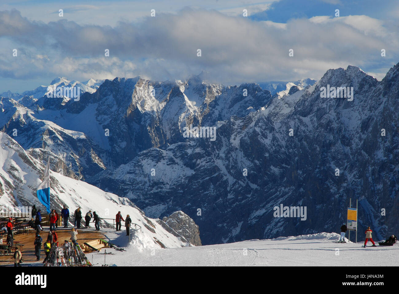 Deutschland, Bayern, Zugspitze, Schnee-fernen, Sunning Alpine Restaurant, Terrasse, Alpenpanorama, Oberbayern, Alpen, Berge, Berge, Zugspitze Niederdeutsch, Schnee entfernten Gletscher, SonnAlpin, Sonnenterrasse, Restaurant-Terrasse, Gebäude, Stahlwerke, Berggastronomie, Gastronomie, Bergpanorama, Gipfel Panorama, Ansicht, Person, Wintersportler, Landschaft, Südosten, Schnee, bewölkter Himmel, draußen Stockfoto