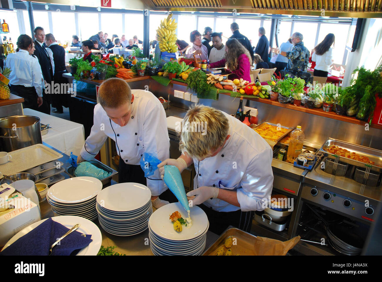 Deutschland, Bayern, Zugspitze, Restaurant Gletschergarten, öffnen, Kochen, Küche, Köche, Kochen, Teller, arrangieren, Oberbayern, Alpen, Berge, Berge, Zugspitze Niederdeutsch, Open-Cooking, Glas Runde Blume Bett, SonnAlpin, Architektur, offen, Berg Gastronomie, Gastronomie, Essen, Theke, kulinarische Theke, Lebensmittel, Panorama-Restaurant, Erlebnis Gastronomie, Rundumsicht, Vorbereitung, Leben, sehen, Menschen, Mitarbeiter, Gäste, innen, Stockfoto