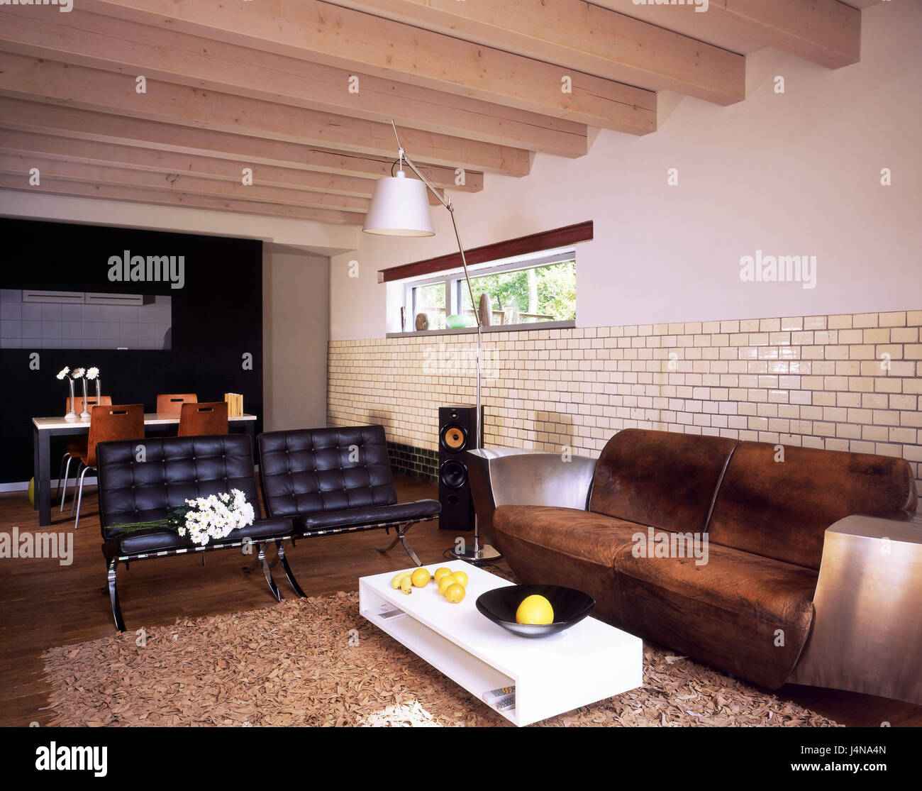 Lebendigen Platz Innenaufnahme Haus Muhle Alte Saniert Im Erdgeschoss Im Inneren Wohnraume Aufenthaltsraume Esstisch Tisch Stuhlen Essen Auswahl Einrichtung Inneneinrichtung Sofa Leder Sofa Sofa Couchtisch Lampe Stehlampe Fliesen