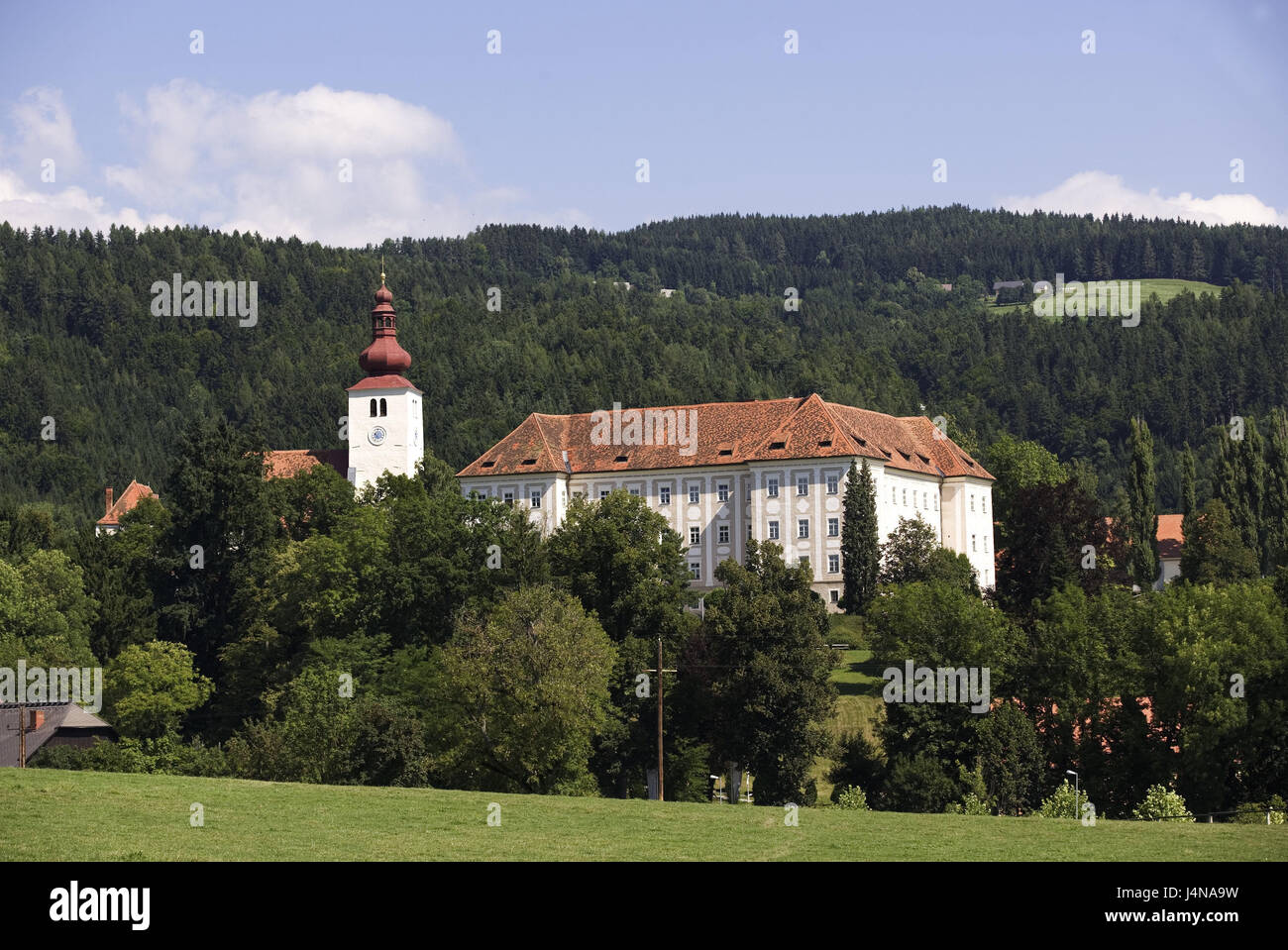 Österreich, Steiermark, Piber, Pfarrkirche, Schloss, Ort, Schloss, Kirche, Kirchturm, Gestüt, Bundesgestüt, Lipizzanerzucht, Baustil, Barock, Ort von Interesse, Holz, Bäume, Himmel, Cloudies, menschenleer, Europa, in der Nähe Köflach, Ort, Platz, lokale Ansicht, Ortsbild, Lipizzaner Gestüt, Lipizzanerzucht, Bundesgestüt, die Heimat der Lippizaner, Sehenswürdigkeit, Sommer, draußen, Kalender-Motiv Stockfoto