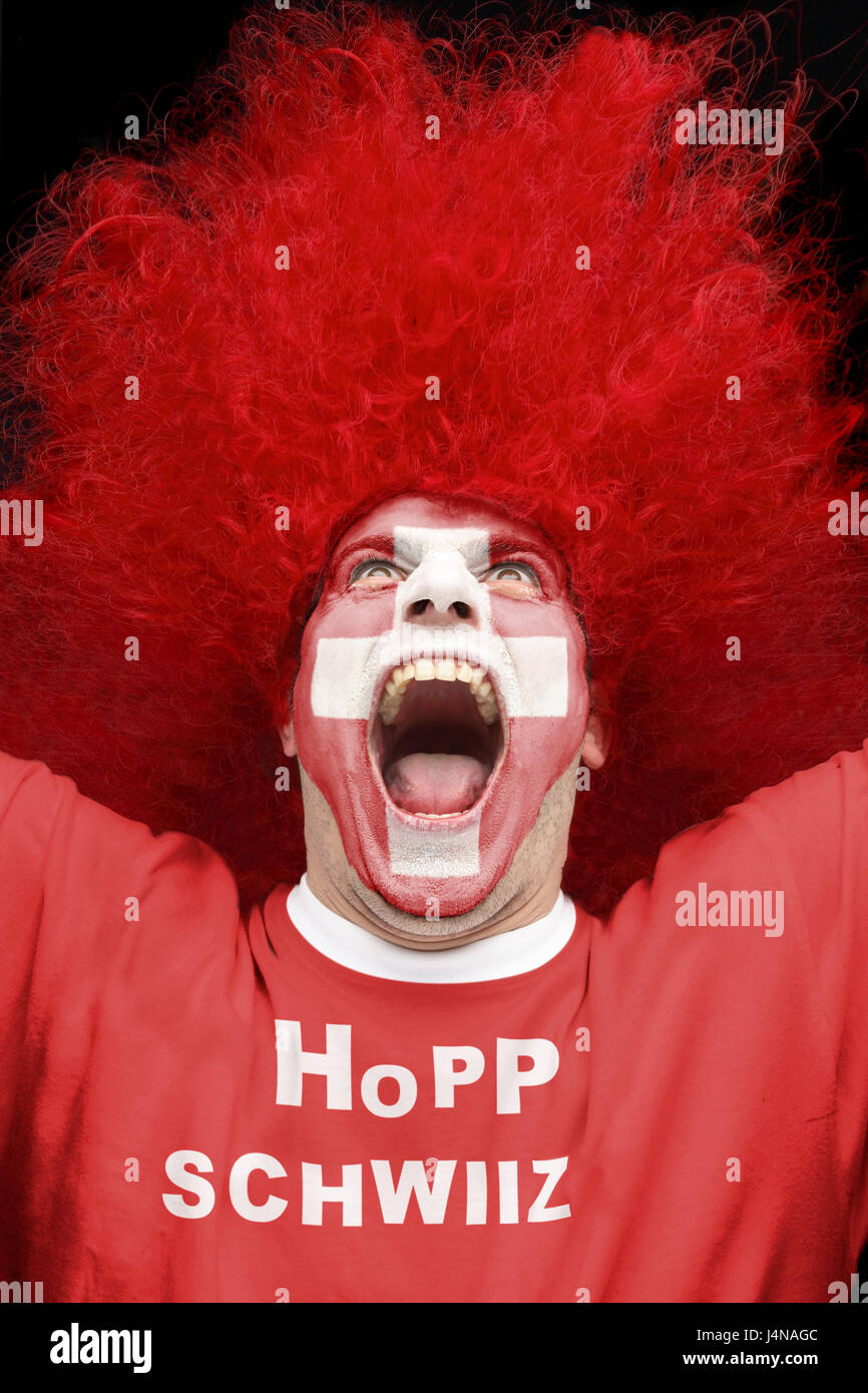Mann, jungen, Fußball-fan, der Schweiz, Blick, Schminke, Nationalfarben, Shirt, beschriften, Hopp Schwiitz, Shout, Porträt, Fußball-Europameisterschaft, Europäische Meisterschaft, Meisterschaft, Person, gemalt, Ballspiel, Ballsportart, Begeisterung, Lacke, Emotion, Euro, Fan, Fußball, Fußballspiel, Ausdruck, Gesicht malen, geschminkt, Konzeption, Nationalfarben, Nationalität, Schweizer, positiv, rot, weiß, Spaß, Sport, tuning, Studio, witzig, Übertragung, Freude, Jubel, Begeisterung, Freude, Fußballfieber, Stockfoto
