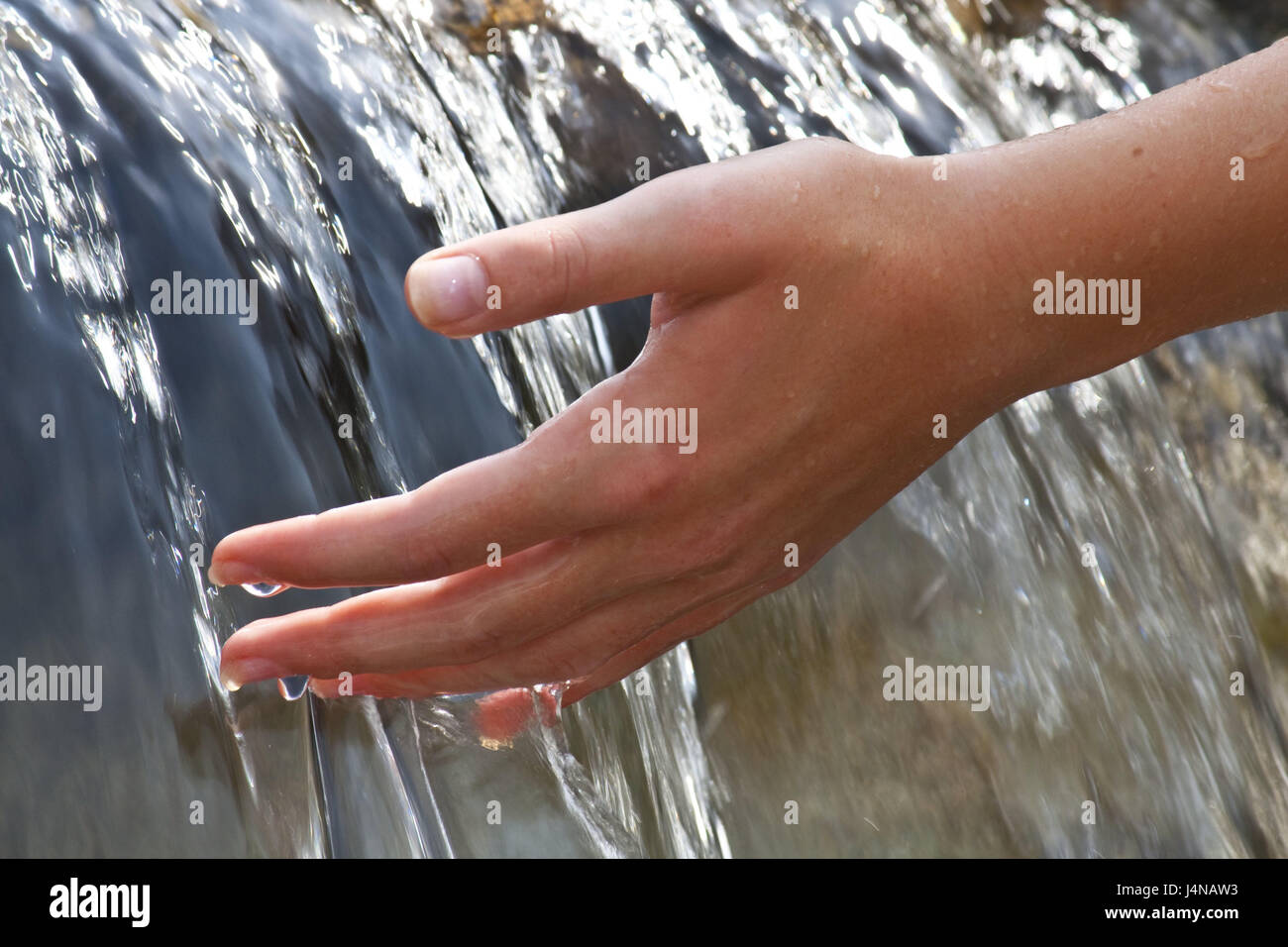 Frau, Hand, Wasser, Frauen Hand, Wasserfall, Drop, frische, Reinheit, klar, Quelle Wasser, Quelle, Abkühlung, Erfrischung, Wasserqualität, Wasserspeicher, Wasserressourcen, Strömung, Icon, Leben, Leitungswasser, Natur, Umweltverschmutzung, primäre Quelle, Ursprung, ursprünglich, Wasserverschnutzung, Finger, Stockfoto